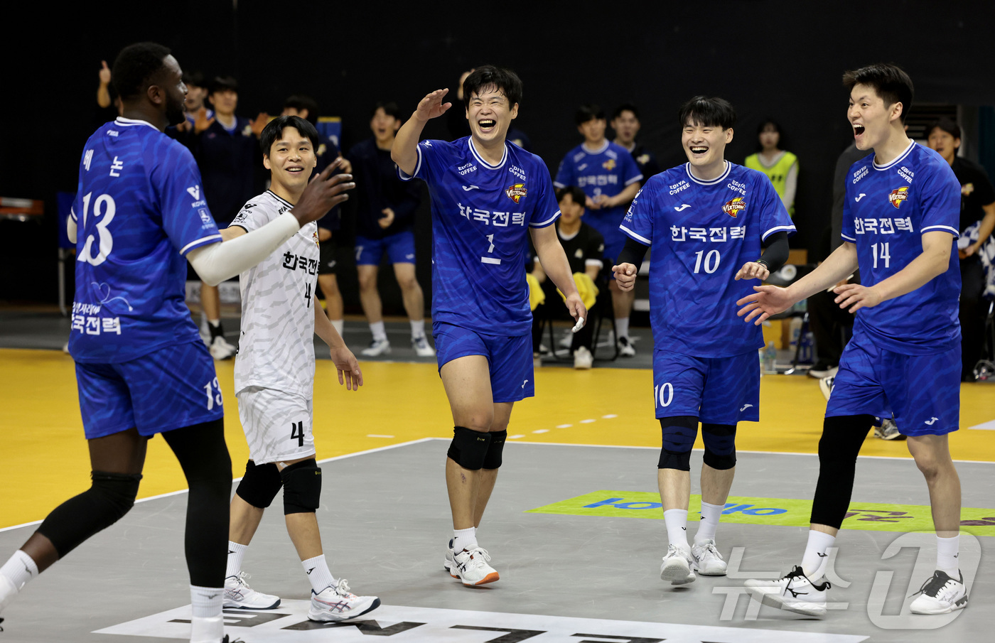 (서울=뉴스1) = 한국전력 선수들이 2일 의정부 경민대학교 기념관에서 열린 진에어 2025-26 V-리그 프로배구대회 한국전력과 KB손해보험의 경기에서 득점을 한 후 기뻐하고 있 …