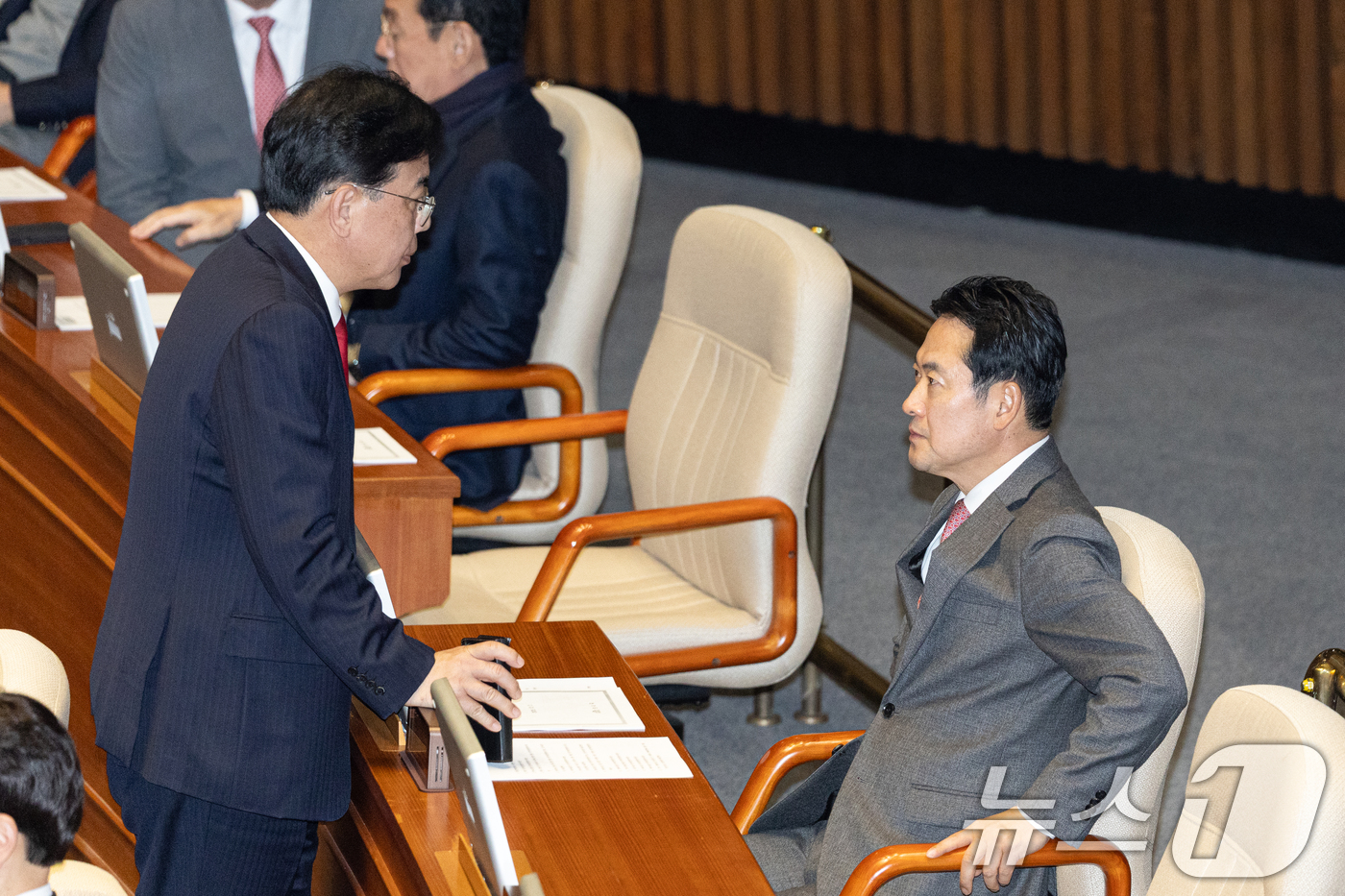 (서울=뉴스1) 이승배 기자 = 장동혁 국민의힘 대표와 송언석 원내대표가 2일 서울 여의도 국회에서 열린 제429회국회(정기회) 제14차 본회의에서 대화하고 있다. 2025.12. …