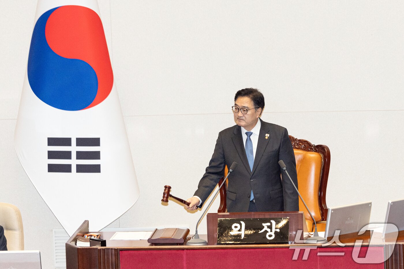 본문 이미지 - 2일 서울 여의도 국회에서 열린 제429회국회&#40;정기회&#41; 제14차 본회의에서 우원식 국회의장이 의사봉을 두드리고 있다. 2025.12.2/뉴스1 ⓒ News1 이승배 기자