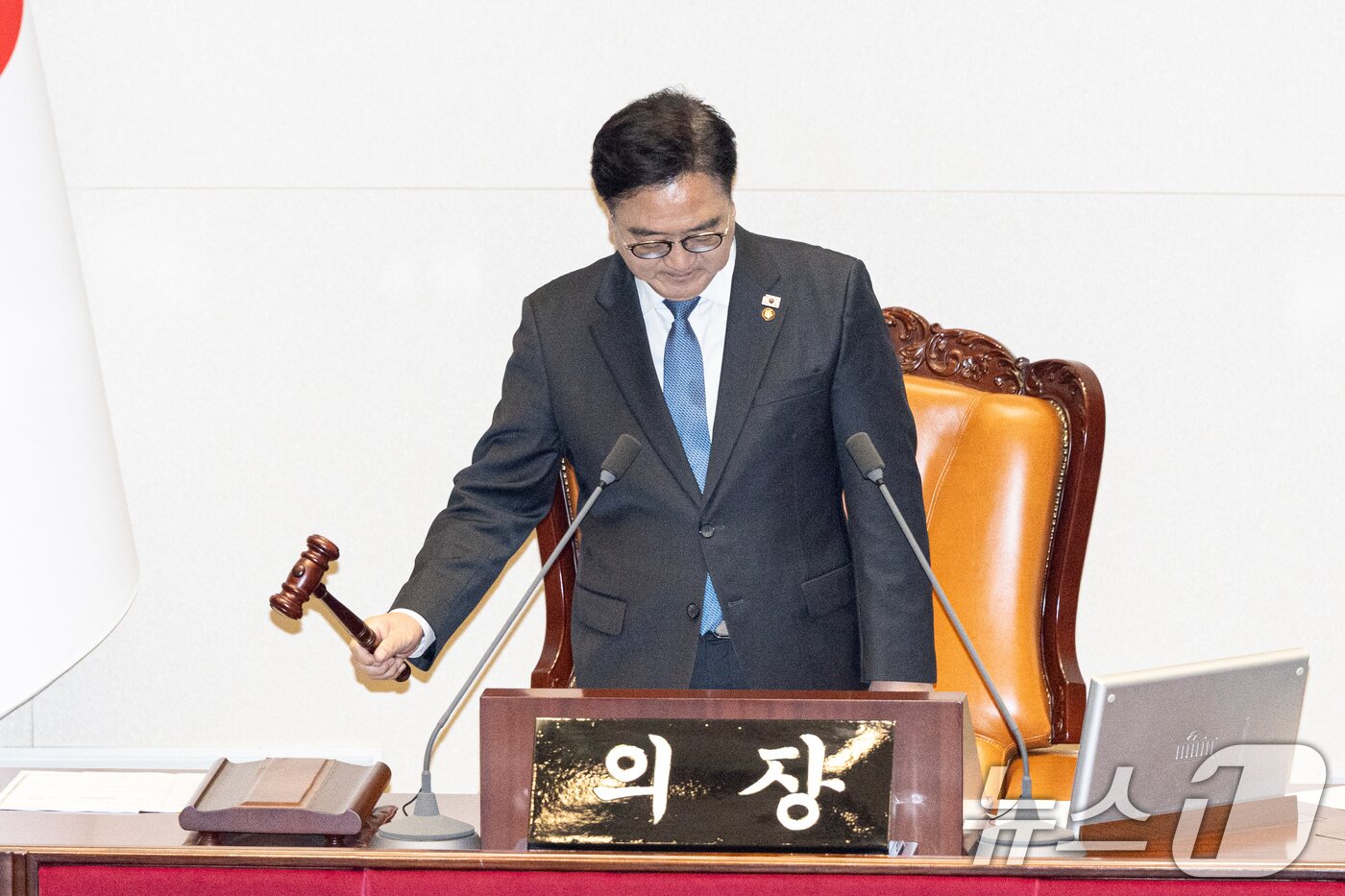 본문 이미지 - 2일 서울 여의도 국회에서 열린 제429회국회&#40;정기회&#41; 제14차 본회의에서 우원식 국회의장이 의사봉을 두드리고 있다. 2025.12.2/뉴스1 ⓒ News1 이승배 기자