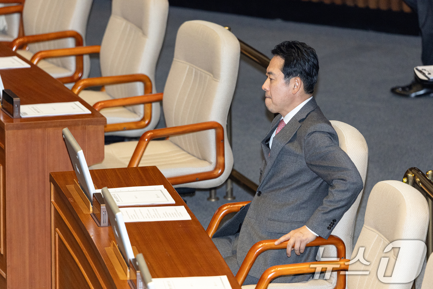 (서울=뉴스1) 이승배 기자 = 장동혁 국민의힘 대표가 2일 서울 여의도 국회에서 열린 제429회국회(정기회) 제14차 본회의에 참석해 있다. 2025.12.2/뉴스1