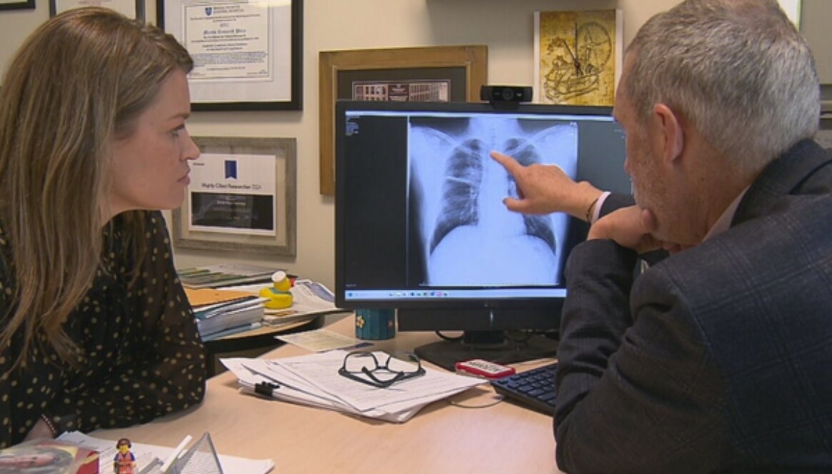 본문 이미지 - 자신의 폐암 진행도를 확인하고 있는 &#39;폐암 권위자&#39; 로스 카미지&#40;58&#41; 박사. 출처=CBS