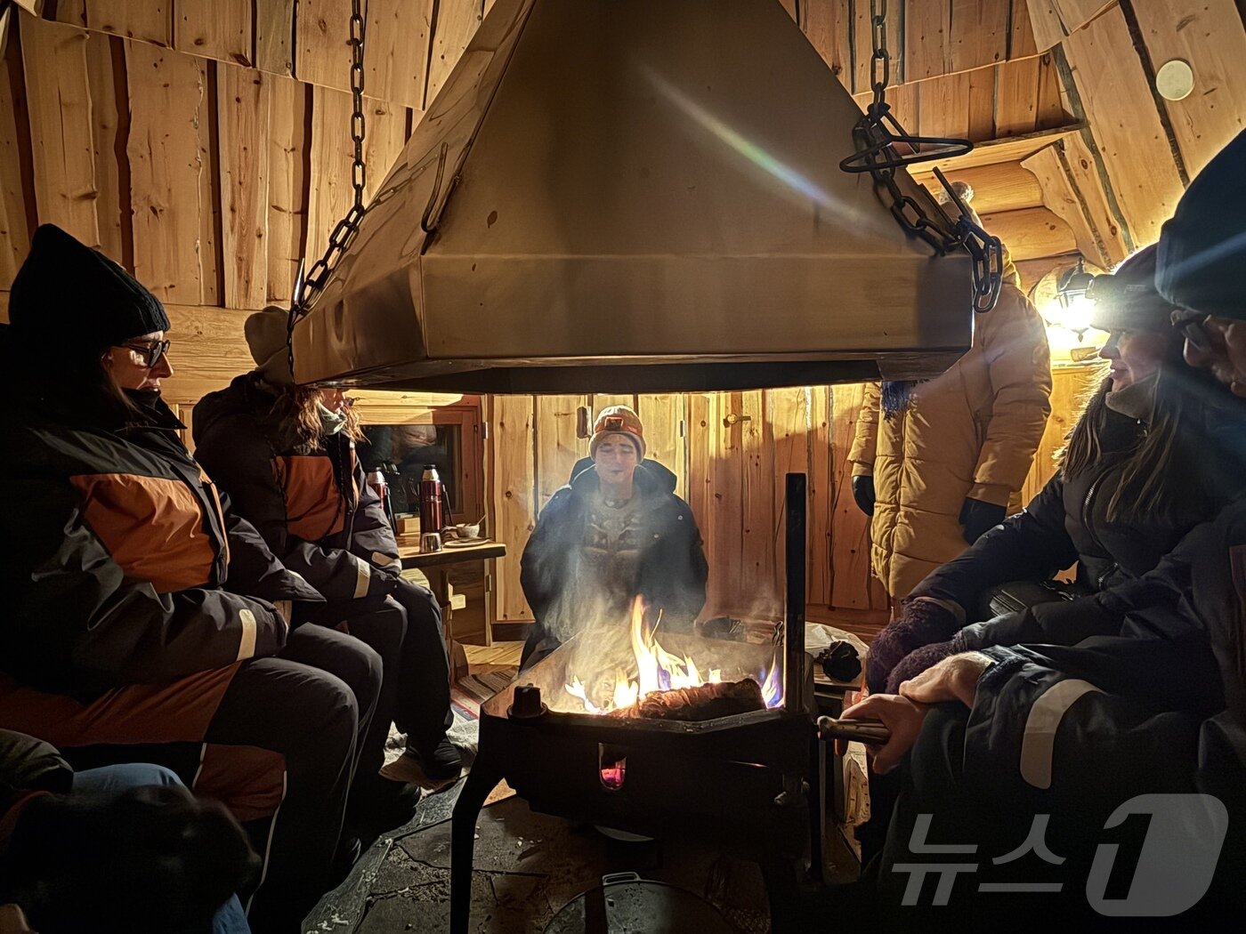 본문 이미지 - 오두막에서 나누는 케이트 드 브루인 아틱프런티어 대표와 대화ⓒ News1 윤슬빈 관광전문기자