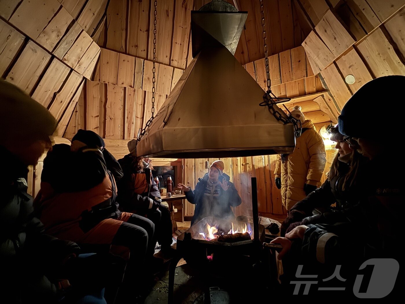 본문 이미지 - 체험객들에게 레비의 자연에 대해서 설명하고 있는 케이트 드 브루인 아틱 프런티어 대표ⓒ News1 윤슬빈 관광전문기자