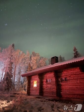 본문 이미지 - 스마트폰 카메라로도 오로라와 수많은 별들을 쉽게 담을 수 있다.ⓒ News1 윤슬빈 관광전문기자
