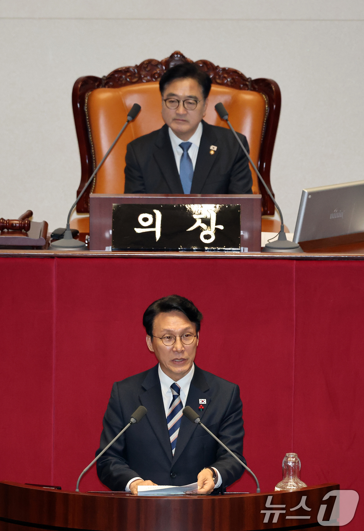 (서울=뉴스1) 이승배 기자 = 728조 원 규모의 새해 예산안이 처리 법정 시한인 2일 서울 여의도 국회에서 열린 제429회국회(정기회) 제14차 본회의에서 2026년도 예산안 …