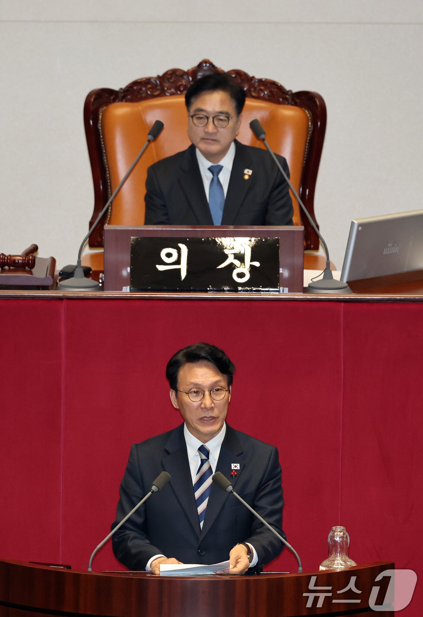 본문 이미지 - 728조 원 규모의 새해 예산안이 처리 법정 시한인 2일 서울 여의도 국회에서 열린 제429회국회&#40;정기회&#41; 제14차 본회의에서 2026년도 예산안 수정안이 찬성 248표, 반대 8표, 기권 6표로 통과된 후 김민석 국무총리가 정부측 감사 인사를 하고 있다. 2025.12.2/뉴스1 ⓒ News1 이승배 기자