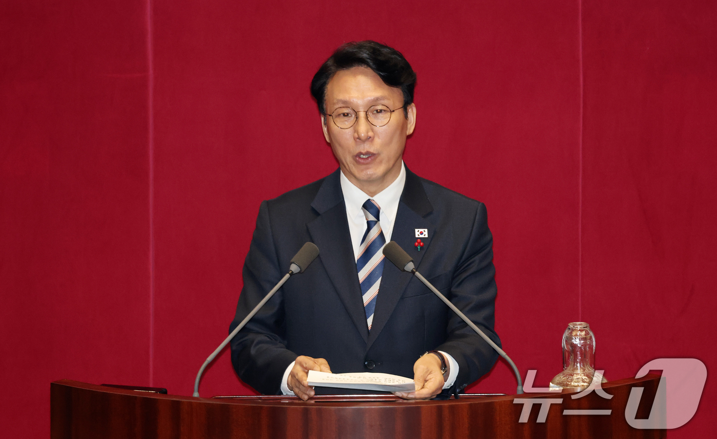 (서울=뉴스1) 이승배 기자 = 728조 원 규모의 새해 예산안이 처리 법정 시한인 2일 서울 여의도 국회에서 열린 제429회국회(정기회) 제14차 본회의에서 2026년도 예산안 …