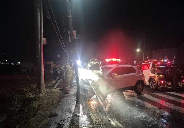 천안서 SUV 신호등 들이받고 전복·화재…40대 음주운전 입건