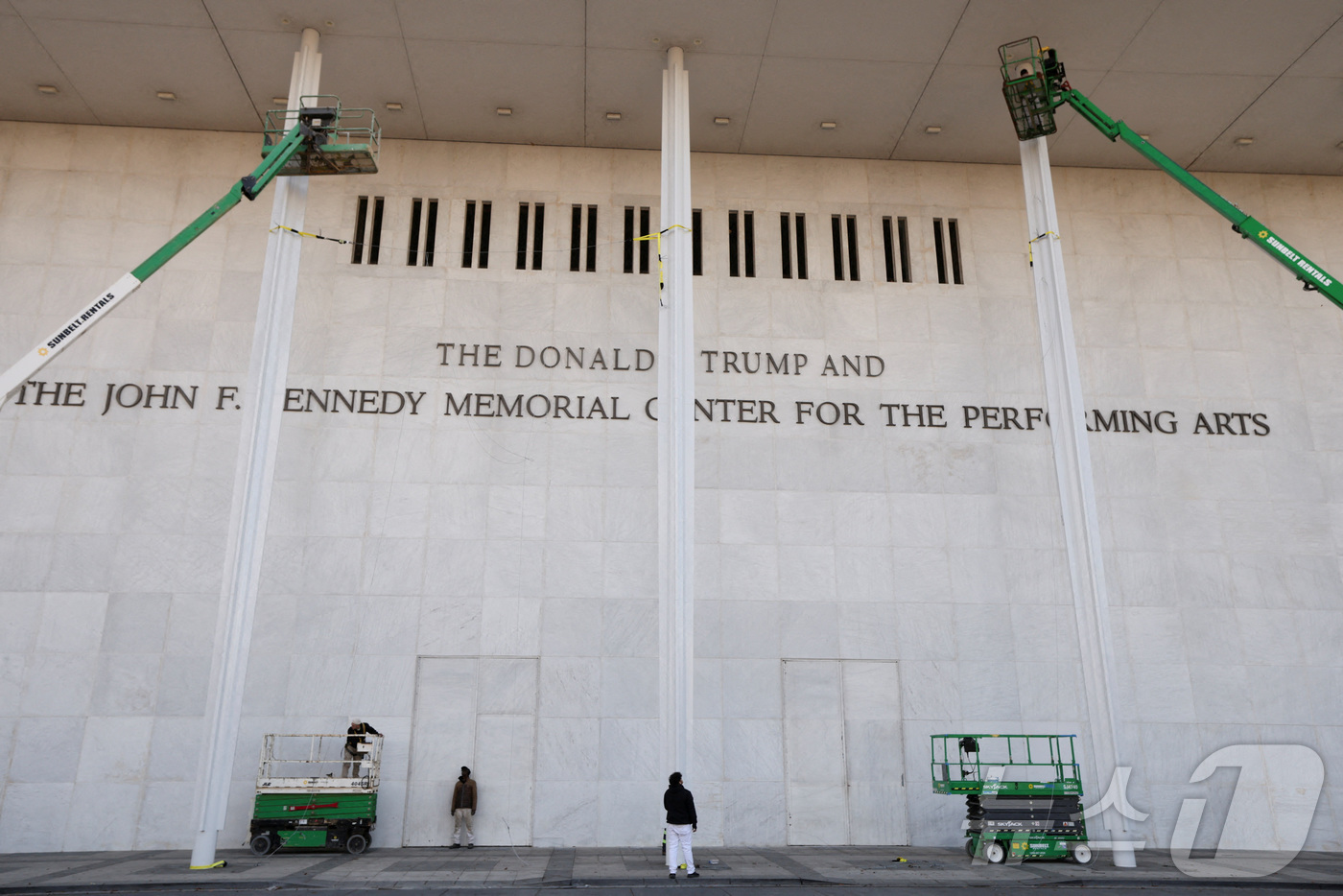 (워싱턴DC 로이터=뉴스1) 류정민 특파원 = 19일(현지시간) 미국 워싱턴DC에 위치한 존 F. 케네디 공연예술센터 외벽에 도널드 트럼프 대통령의 이름이 새로 추가돼 있다. 센터 …