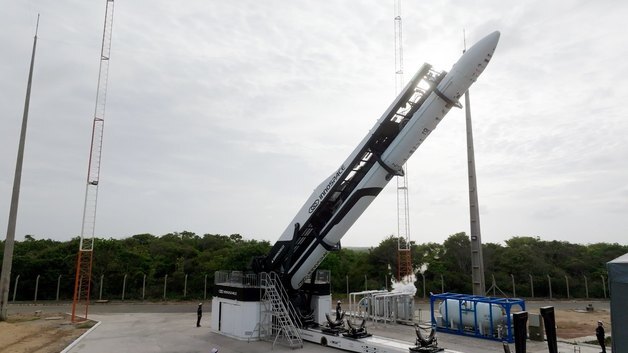 이노스페이스 첫 상업발사 코앞…발사체 세우고 산화제 충전준비