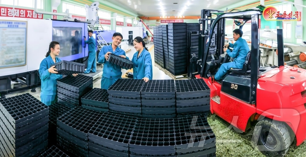 (평양 노동신문=뉴스1) = 북한 노동당 기관지 노동신문은 20일 "당 제9차 당대회를 높은 노력적 성과로 맞이하기 위한 증산투쟁을 힘있게 벌려야 한다"라면서 산림기자재공장을 소개 …