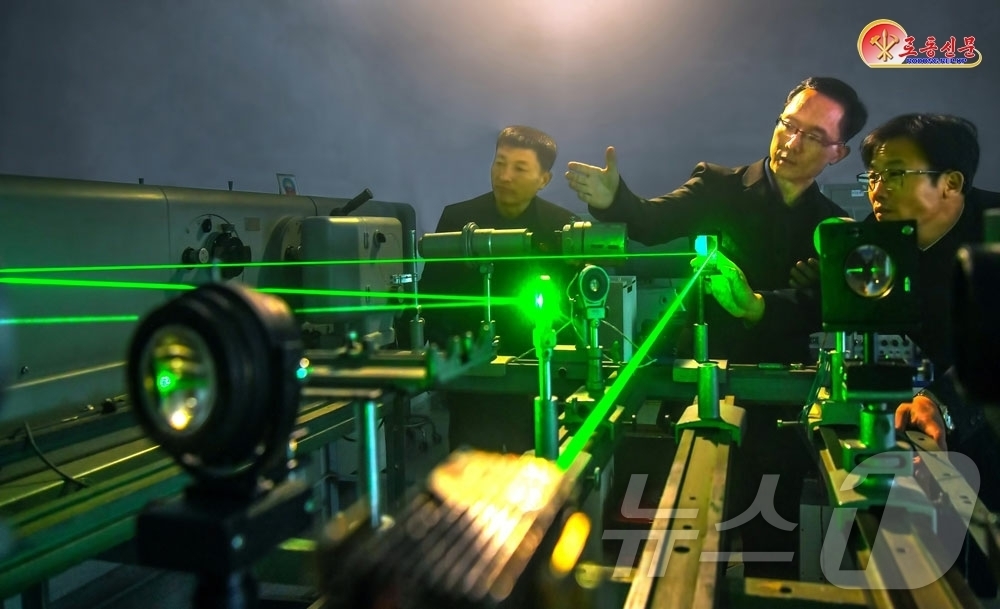 (평양 노동신문=뉴스1) = 북한 노동당 기관지 노동신문은 20일 국가과학원 물리학연구소 과학자를 소개하며 "환벽한 연구결괄르 내놓아야 한다"라고 전했다. [국내에서만 사용가능. …