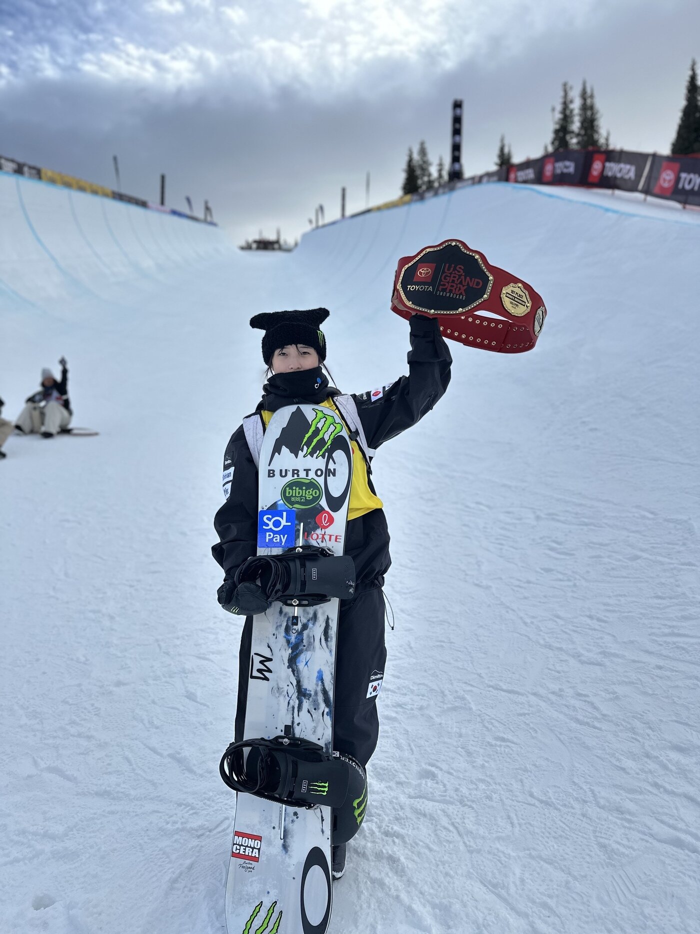 본문 이미지 - 최가온이 20일(한국시간) 열린 스노보드 하프파이프 여자 월드컵에서 우승한 뒤 포즈를 취하고 있다. (올댓스포츠 제공)