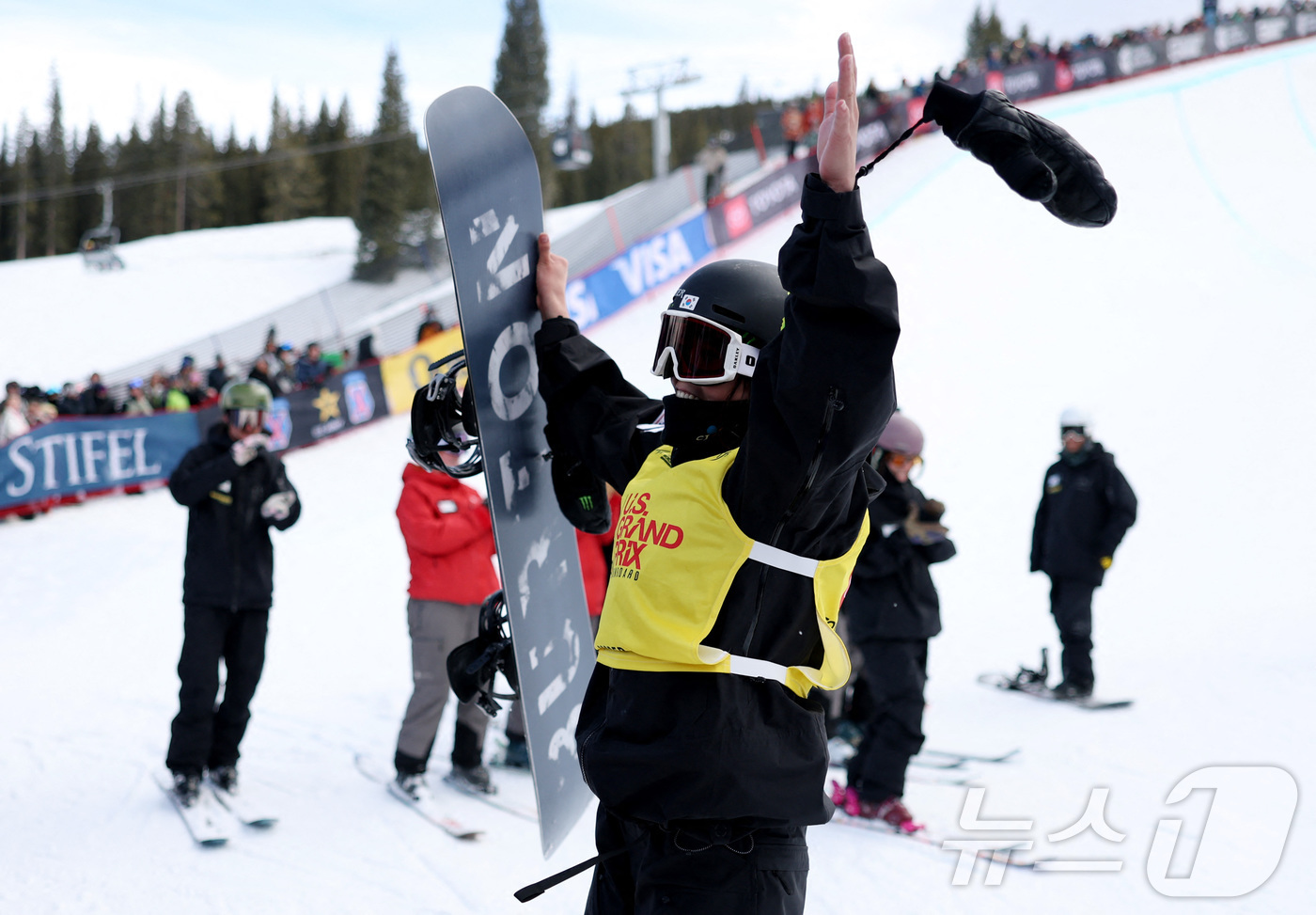 (AFP=뉴스1) 구윤성 기자 = 스노보드 유망주 최가온이 19일(현지시간) 미국 콜로라도주 코퍼 마운틴에서 열린 2025-26 FIS 스노보드 월드컵 여자 하프파이프 결선에서 우 …