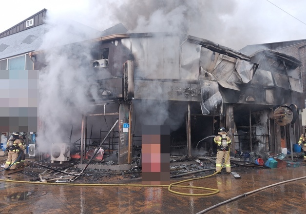 영암 중식당 화재…건물 전소·5명 연기 흡입