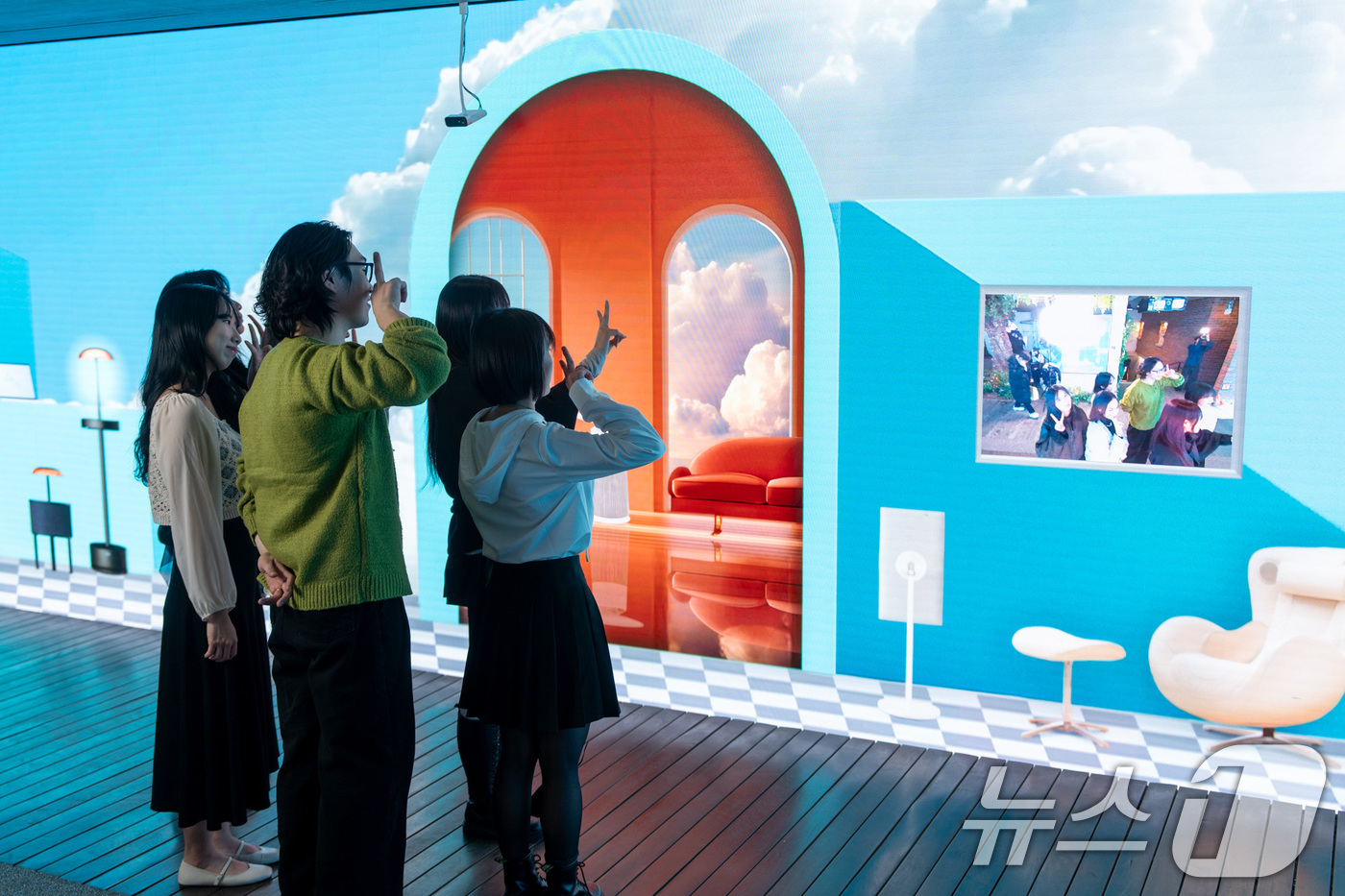 (서울=뉴스1) = LG전자가 한국예술종합학교 미술원 디자인과 학생들과 함께 서울 동대문구 경동시장 ‘금성전파사 캠퍼스아트센터’에서 내년 3월 말까지 공감지능(Affectionat …