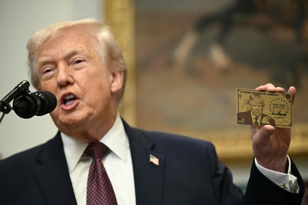 트럼프 행정부 "美영주권 주는 '골드카드' 1조 9000억어치 팔려"