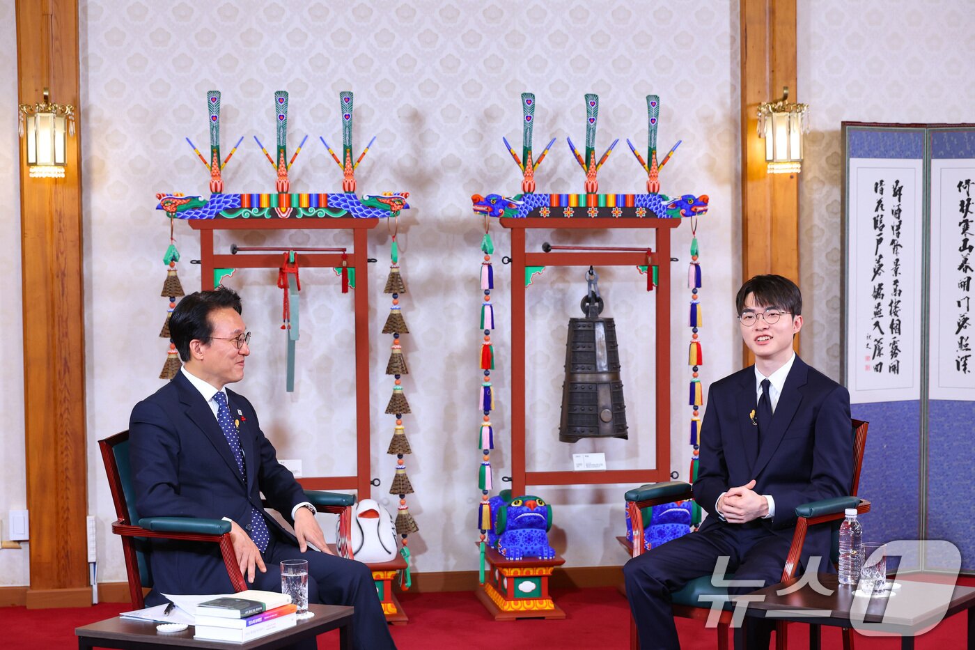 본문 이미지 - 김민석 국무총리가 20일 서울 국무총리공관에서 열린 '제7차 K-토론나라'에서 '페이커' 이상혁 선수와 만나 이야기를 나누고 있다. (총리실 제공. 재판매 및 DB금지) 2025.12.20/뉴스1