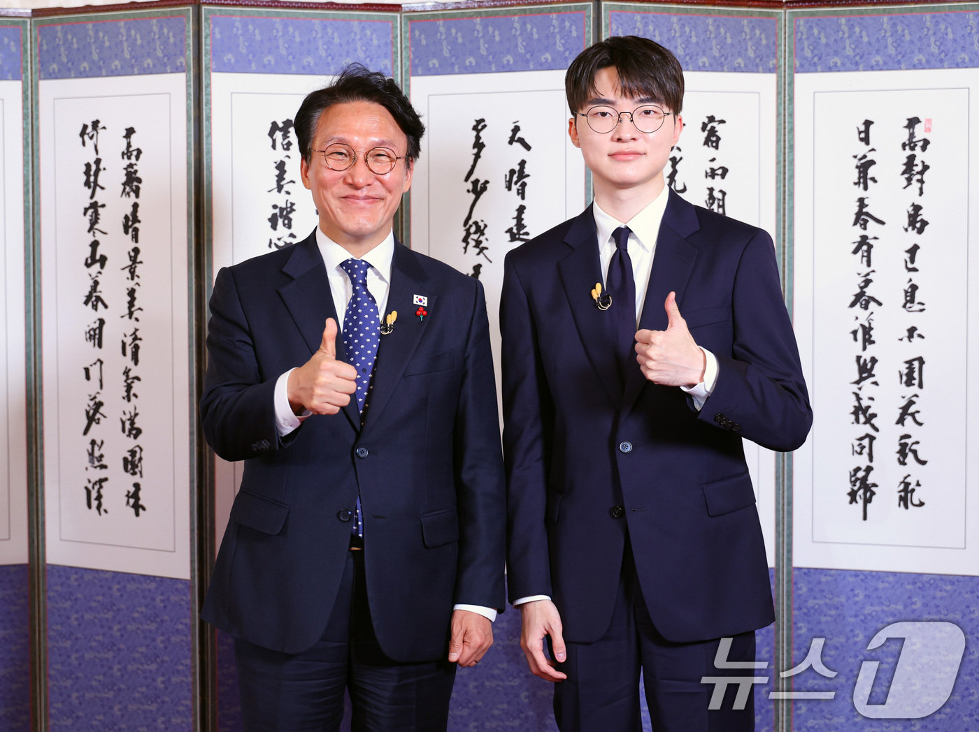 (서울=뉴스1) = 김민석 국무총리가 20일 서울 국무총리공관에서 열린 '제7차 K-토론나라'에서 프로게이머 '페이커' 이상혁 선수와 만나 기념촬영을 하고 있다. (총리실 제공. …