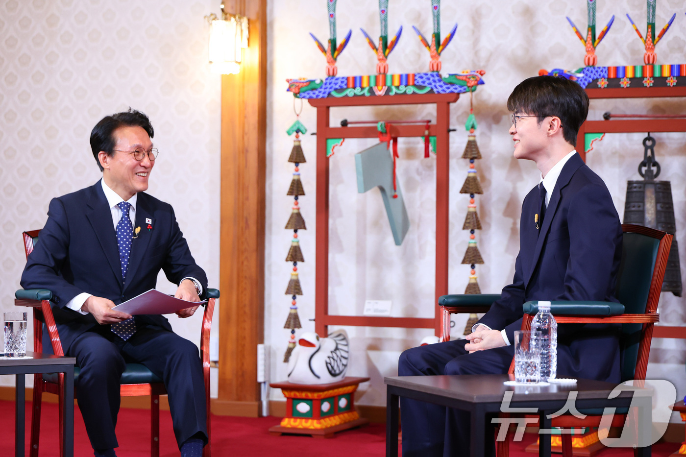(서울=뉴스1) = 김민석 국무총리가 20일 서울 국무총리공관에서 열린 '제7차 K-토론나라'에서 '페이커' 이상혁 선수와 만나 이야기를 나누고 있다. (총리실 제공. 재판매 및 …