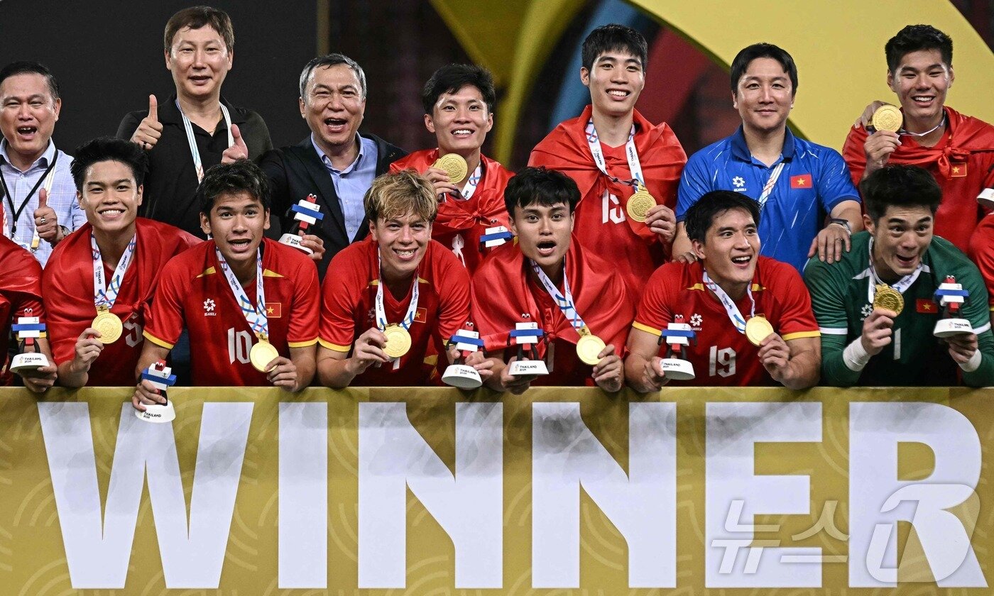 본문 이미지 - 우승 후 기뻐하는 베트남 선수단 ⓒ AFP=뉴스1