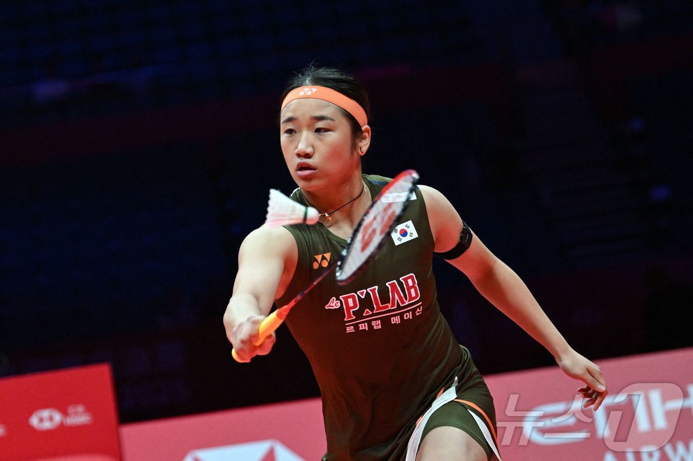 본문 이미지 - 대한민국 안세영이 20일 중국 항저우의 올림픽스포츠센터에서 열린 '왕중왕전' 세계배드민턴연맹(BWF) 월드투어 파이널스 2025 여자 단식 준결승에서 일본 야마구치 아카네(일본)를 상대로 리턴 샷을 날리고 있다.  ⓒ AFP=뉴스1 ⓒ AFP=뉴스1 ⓒ News1 이호윤 기자