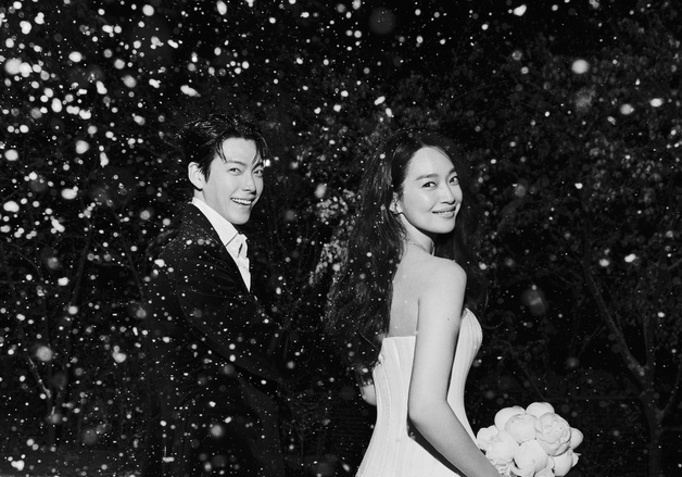 '결혼' 신민아♥김우빈, 웨딩화보 공개…비주얼 부부 탄생