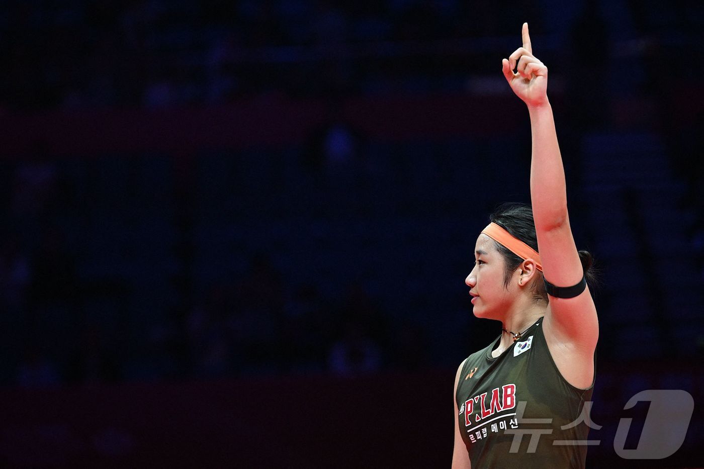 본문 이미지 - 대한민국 안세영이 20일 중국 항저우의 올림픽스포츠센터에서 열린 '왕중왕전' 세계배드민턴연맹(BWF) 월드투어 파이널스 2025 여자 단식 준결승에서 일본 야마구치 아카네를 꺾은 뒤 세리머니 있다.  ⓒ AFP=뉴스1 ⓒ AFP=뉴스1 ⓒ AFP=뉴스1 ⓒ News1 이호윤 기자