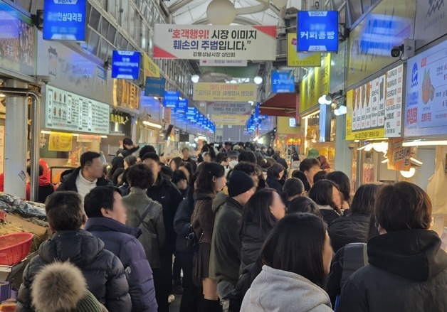 "포근한 날씨에 옷차림도 가볍게"…강릉 전통시장 나들이객 북적