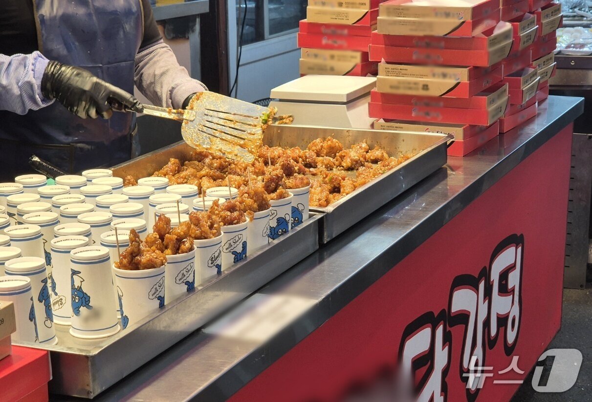 본문 이미지 - 토요일인 20일 강원 강릉지역 대표 전통시장인 중앙·성남시장 내 닭강정 판매 업소 종사자가 손님들에게 내어 줄 닭강정을 볶고 있다.2025.12.20/뉴스1 윤왕근 기자