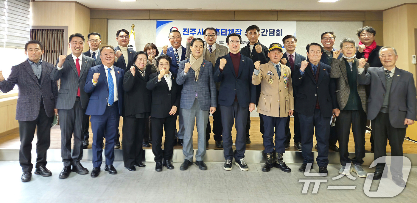 (서울=뉴스1) = 권오을 국가보훈부 장관이 20일 오후 경남 진주시 보훈회관에서 열린 보훈단체장 소통 간담회에서 강민국 국민의힘 의원, 광복회와 상이군경회 등 경남지역 9개 보훈 …