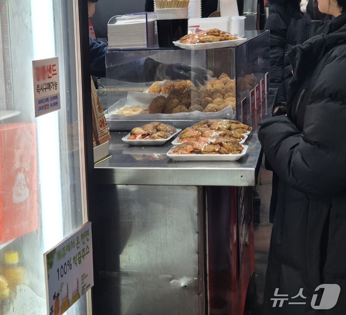 본문 이미지 - 토요일인 20일 강원 대표 전통시장인 중앙·성남시장을 찾은 나들이객이 어묵고로케를 사기 위해 기다리고 있다. 2025.12.20/뉴스1