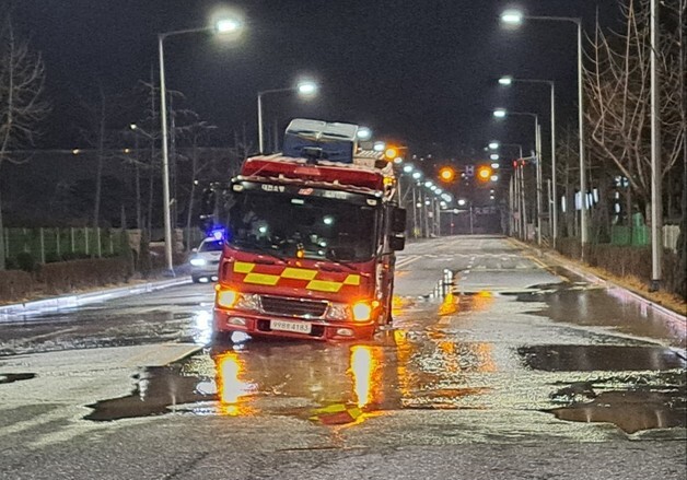 대전 유성구 관평동서 땅꺼짐…소방차 앞바퀴 빠져