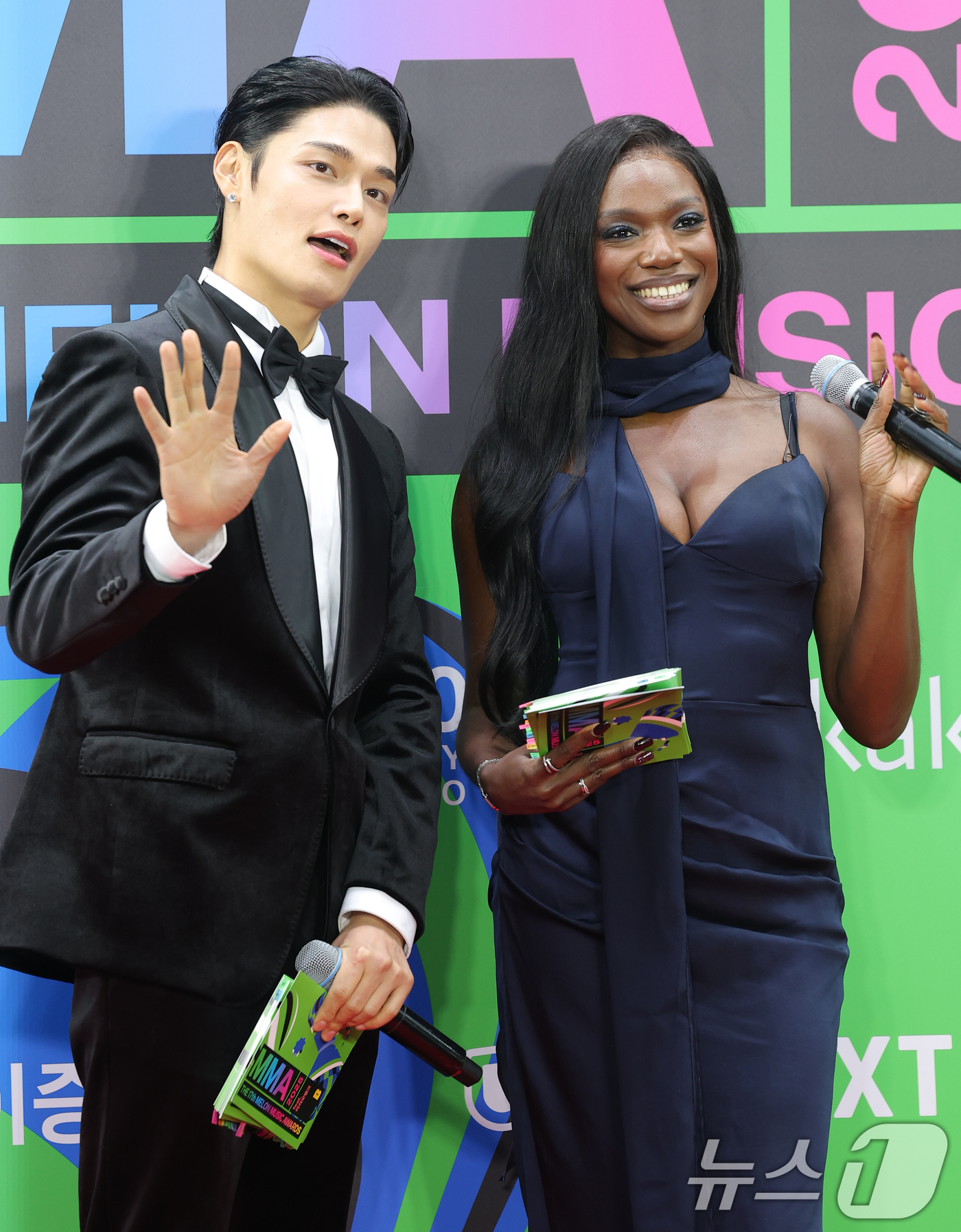 (서울=뉴스1) 권현진 기자 = 모델 정혁과 안무가 카니(오른쪽)가 20일 서울 구로구 고척스카이돔에서 열린 '2025 멜론뮤직어워드(MMA2025)' 레드카펫 행사에 참석해 포즈 …