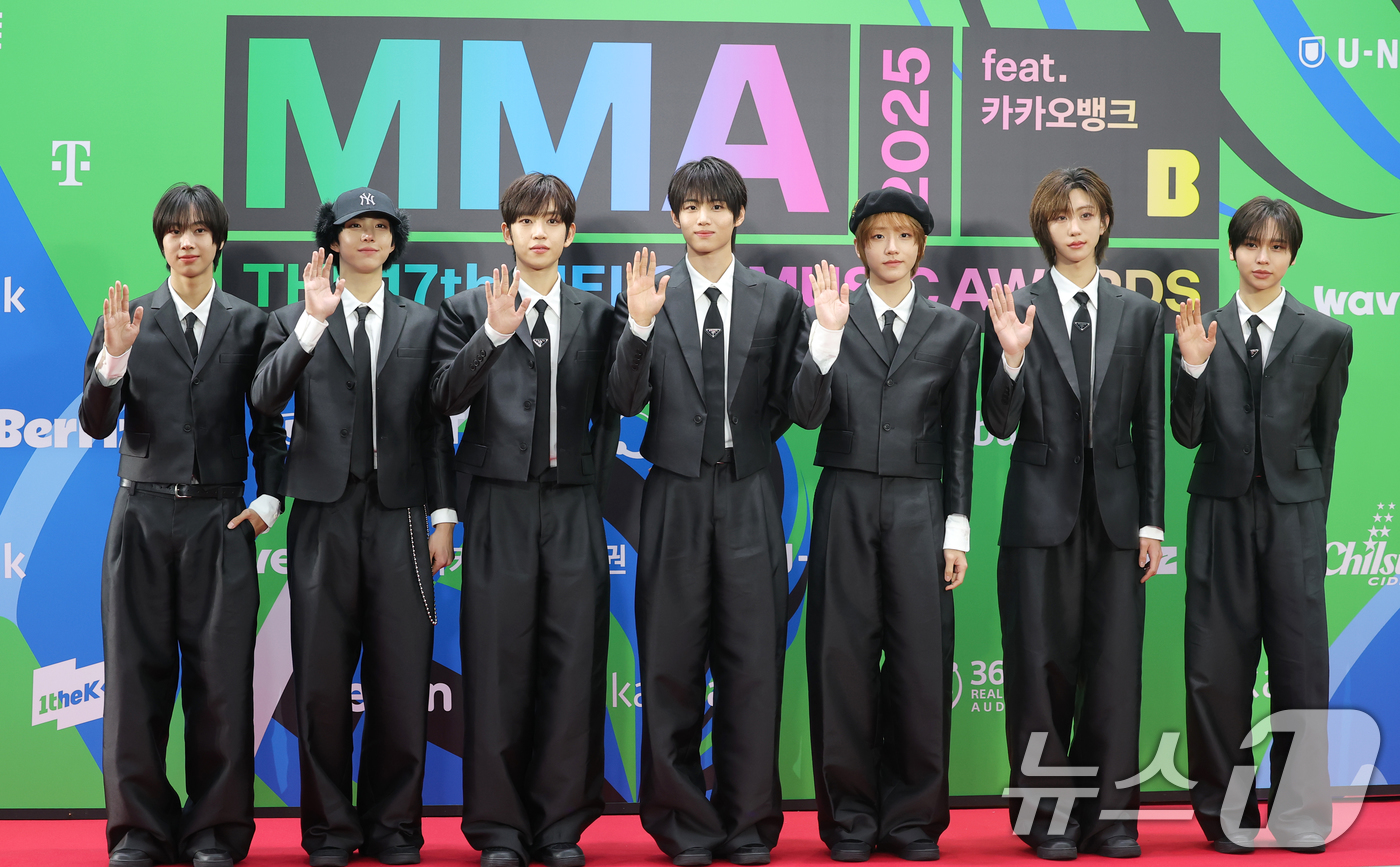 (서울=뉴스1) 권현진 기자 = 그룹 아이딧이 20일 서울 구로구 고척스카이돔에서 열린 '2025 멜론뮤직어워드(MMA2025)' 레드카펫 행사에 참석해 포즈를 하고 있다. 202 …