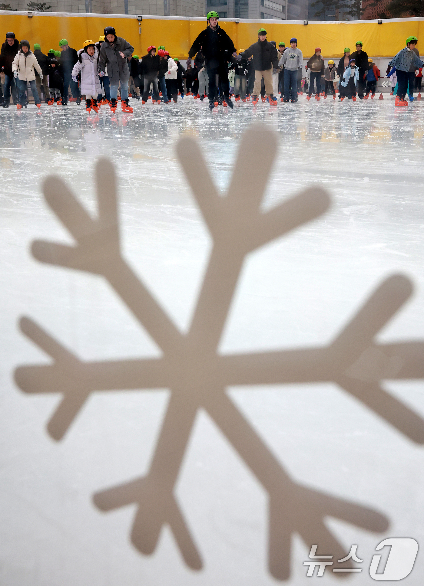 (서울=뉴스1) 이호윤 기자 = 포근한 날씨를 보인 20일 서울 중구 서울광장 스케이트장을 찾은 시민들과 외국인 관광객들이 스케이팅을 즐기고 있다. 서울광장 스케이트장은 내년 2월 …