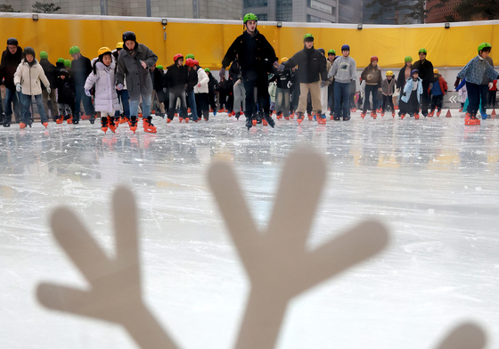 스케이트 즐기는 관광객들과 시민들