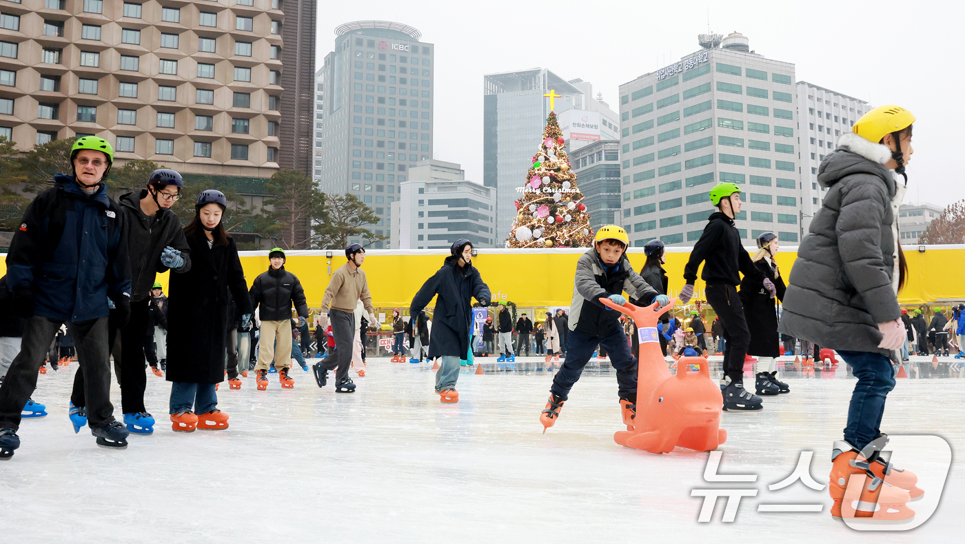 (서울=뉴스1) 이호윤 기자 = 포근한 날씨를 보인 20일 서울 중구 서울광장 스케이트장을 찾은 아이들이 스케이팅을 즐기고 있다. 서울광장 스케이트장은 내년 2월 8일까지 52일 …