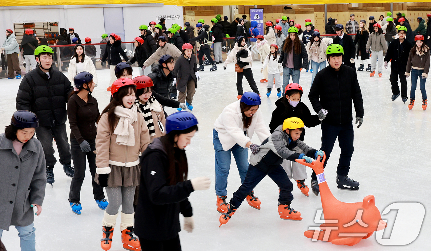 (서울=뉴스1) 이호윤 기자 = 포근한 날씨를 보인 20일 서울 중구 서울광장 스케이트장을 찾은 아이들이 스케이팅을 즐기고 있다. 서울광장 스케이트장은 내년 2월 8일까지 52일 …