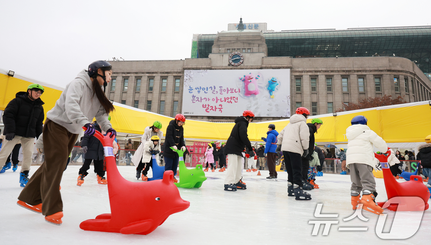 (서울=뉴스1) 이호윤 기자 = 포근한 날씨를 보인 20일 서울 중구 서울광장 스케이트장을 찾은 아이들이 스케이팅을 즐기고 있다. 서울광장 스케이트장은 내년 2월 8일까지 52일 …