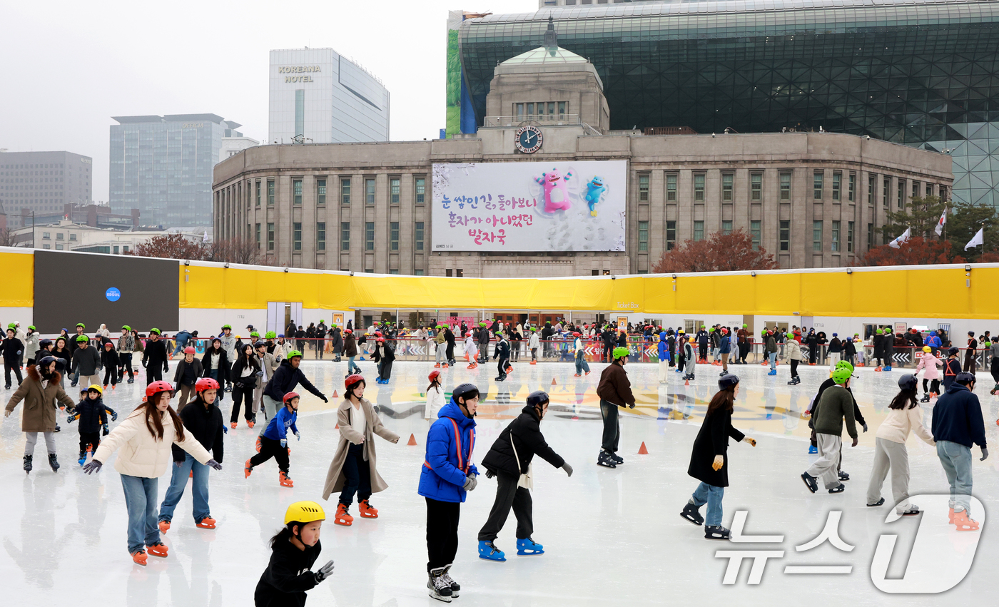 (서울=뉴스1) 이호윤 기자 = 포근한 날씨를 보인 20일 서울 중구 서울광장 스케이트장을 찾은 시민들과 외국인 관광객들이 스케이팅을 즐기고 있다. 서울광장 스케이트장은 내년 2월 …