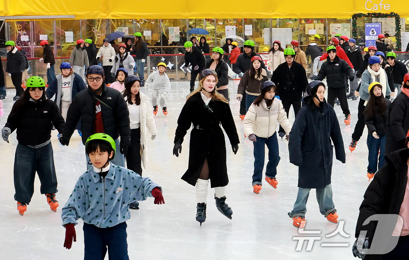 (서울=뉴스1) 이호윤 기자 = 포근한 날씨를 보인 20일 서울 중구 서울광장 스케이트장을 찾은 아이들이 스케이팅을 즐기고 있다. 서울광장 스케이트장은 내년 2월 8일까지 52일 …