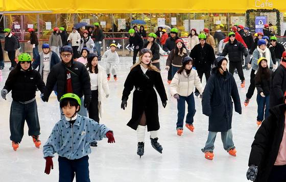 스케이트 즐기는 외국인 관광객들