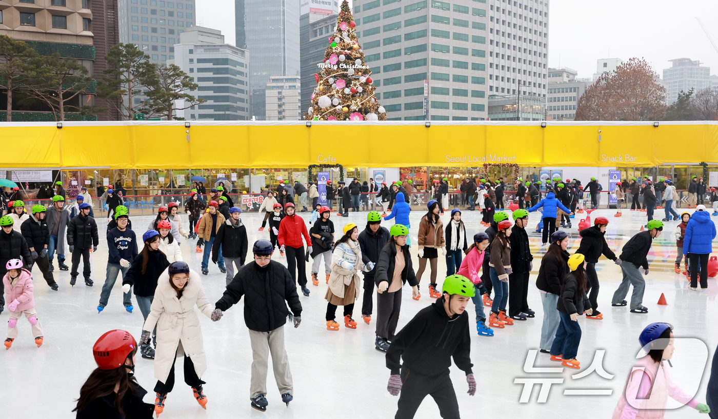 (서울=뉴스1) 이호윤 기자 = 포근한 날씨를 보인 20일 서울 중구 서울광장 스케이트장을 찾은 시민들과 외국인 관광객들이 스케이팅을 즐기고 있다. 서울광장 스케이트장은 내년 2월 …