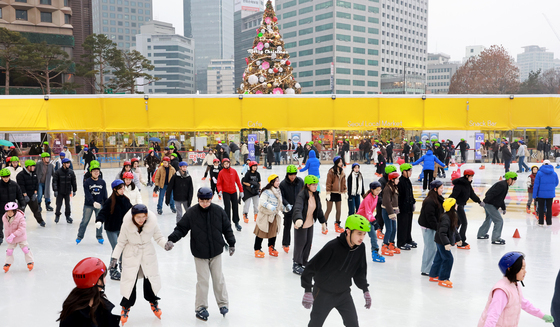 주말에 스케이트 타러나온 시민들