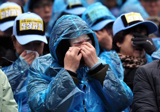 울음 참지 못한 여객기 참사 유가족
