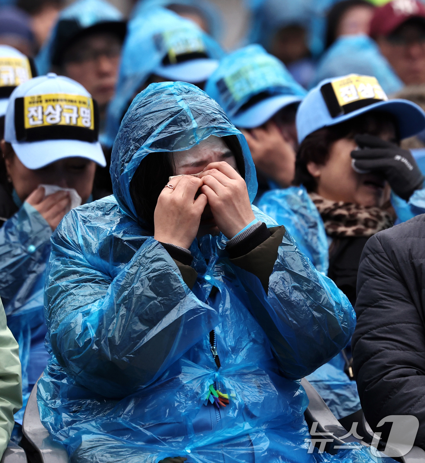 (서울=뉴스1) 구윤성 기자 = 20일 오후 서울 종로구 보신각 앞에서 열린 '12·29 무안공항 제주항공 여객기 참사 1주기 전국 시민 추모대회'에서 여객기 참사 유가족들이 눈물 …