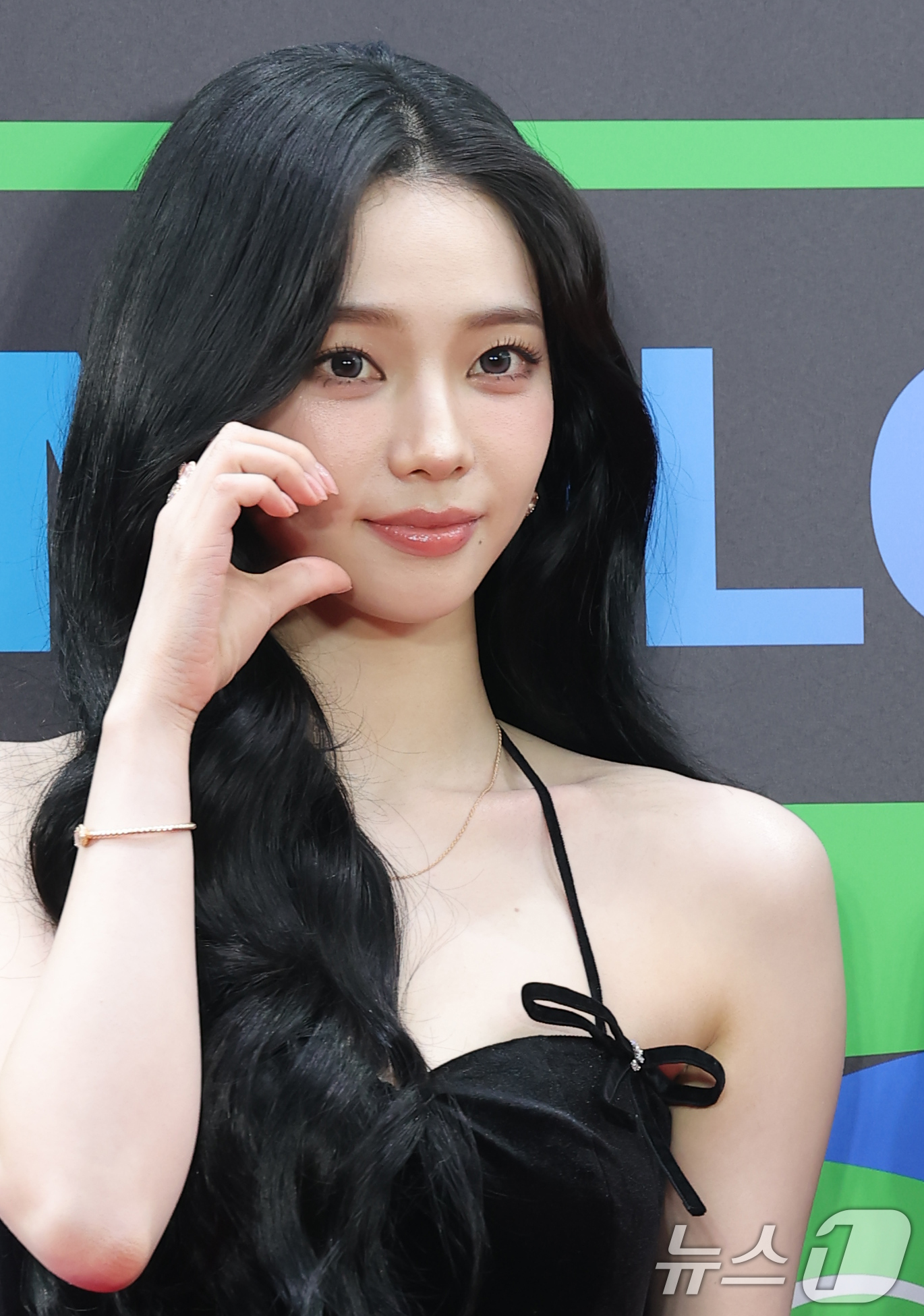 (서울=뉴스1) 권현진 기자 = 그룹 에스파의 카리나가 20일 서울 구로구 고척스카이돔에서 열린 '2025 멜론뮤직어워드(MMA2025)' 레드카펫 행사에 참석해 포즈를 하고 있다 …