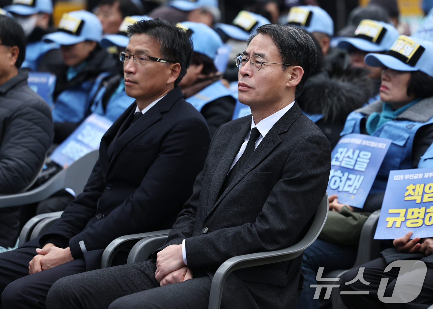 (서울=뉴스1) 구윤성 기자 = 강희업 국토교통부 차관이 20일 오후 서울 종로구 보신각 앞에서 열린 '12·29 무안공항 제주항공 여객기 참사 1주기 전국 시민 추모대회'에 참석 …